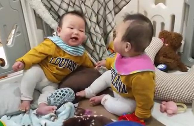 双子ベビーの兄が突然笑いのツボに入ったワケ