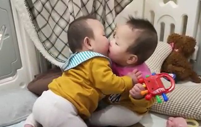 双子ベビーの兄が突然笑いのツボに入ったワケ