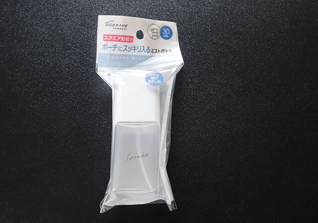 ダイソーのポーチにスッキリ入るミストボトルのパッケージ