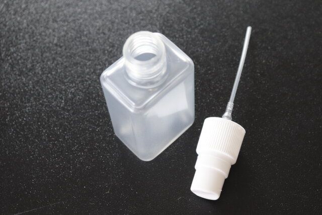 ダイソーのポーチにスッキリ入るミストボトルの口