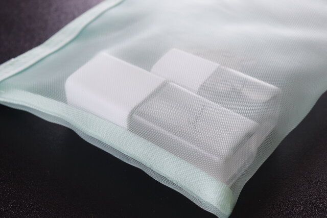 ダイソーのポーチにスッキリ入るミストボトルをポーチに収納