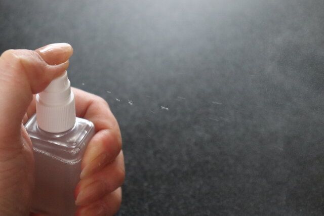 ダイソーのポーチにスッキリ入るミストボトルのミスト