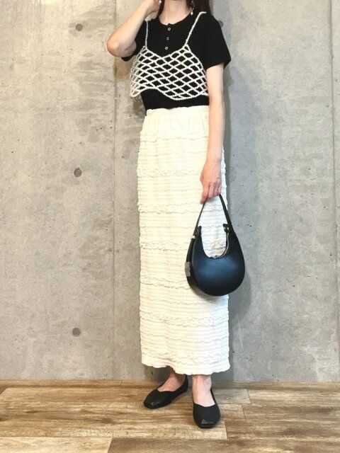 黒トップスのコーデ3