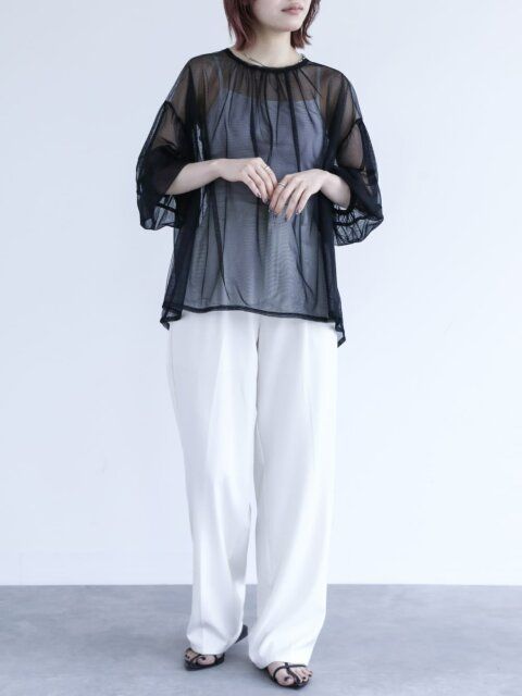 黒トップスのコーデ4