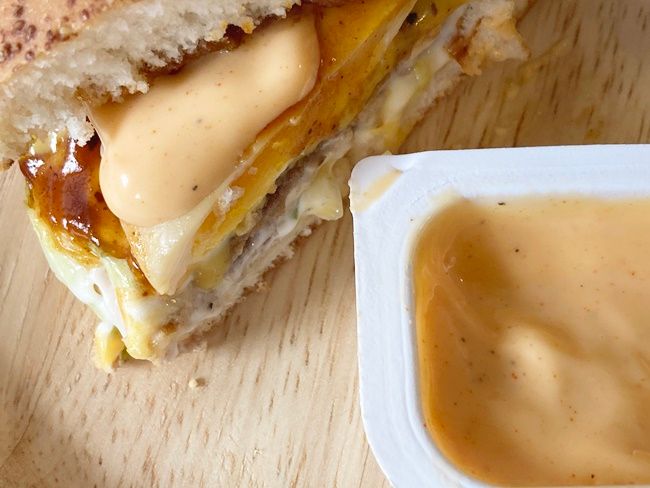 「チーズロコモコ」×「メキシカンチェダーチーズソース」