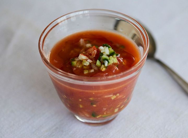 そうめんや細めのパスタを入れてもおいしい。流水麺を使えばさらに手軽だ。