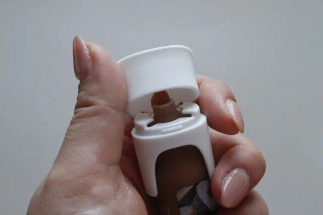 キャンドゥ ワンタッチ 薬味チューブキャップ 使用例 片手