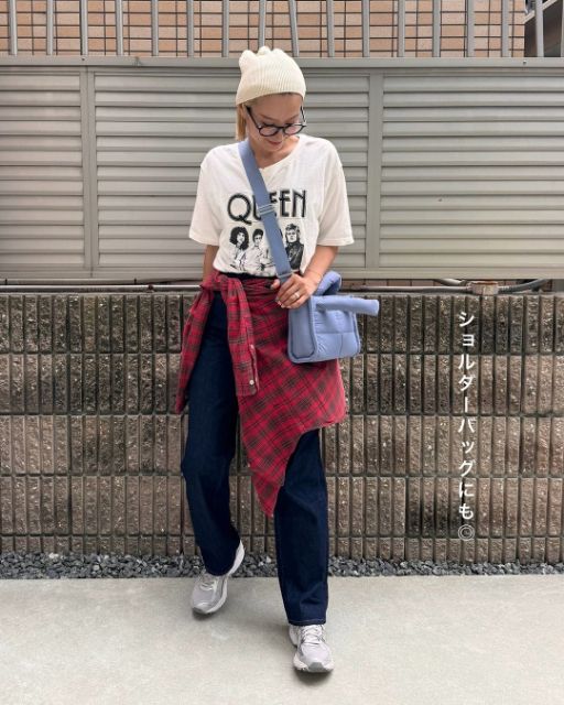 青のパフミニショルダーバッグを斜めがけしている