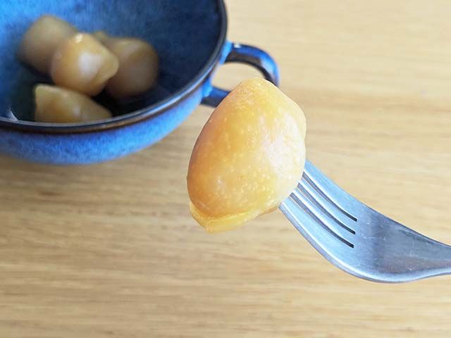 業務スーパー「芋圓蒟蒻ＱＱ球」をフォークで刺している様子