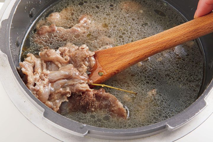牛すじ肉を煮る