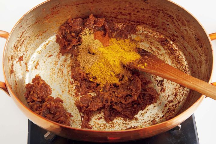 カレー粉を炒める