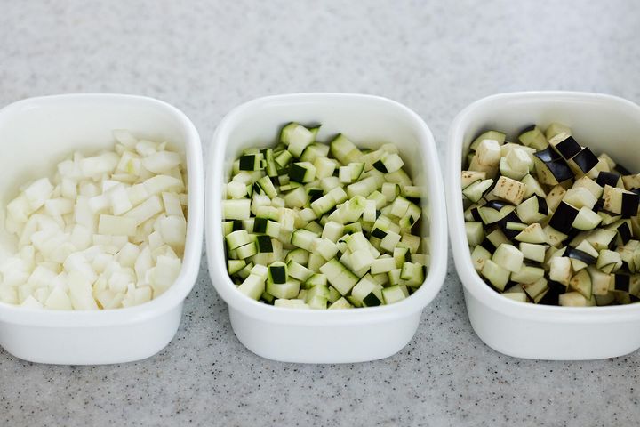 野菜類をカットする