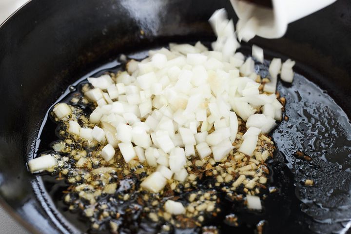 にんにくを炒める