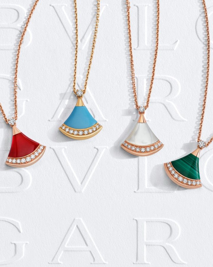 「ディーヴァ ドリーム」コレクションに、ターコイズのネックレスが新登場。左から２番目 ネックレス（YG×ターコイズ×ダイヤモンド）￥594,000