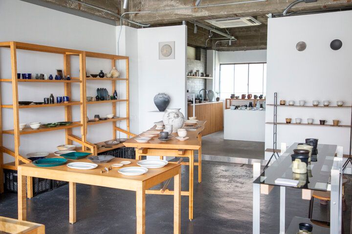 やきものの街、岐阜・多治見の「新町ビル」で器やアート作品との心が動く出会いを