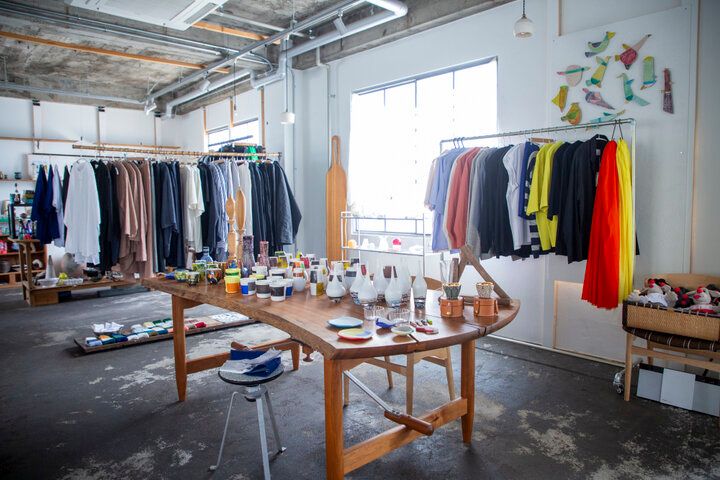 やきものの街、岐阜・多治見の「新町ビル」で器やアート作品との心が動く出会いを