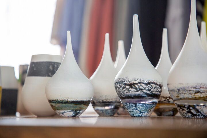 やきものの街、岐阜・多治見の「新町ビル」で器やアート作品との心が動く出会いを