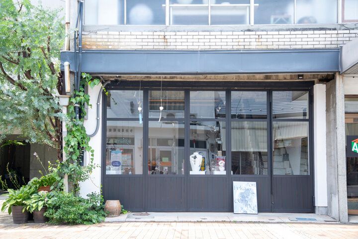 やきものの街、岐阜・多治見の「新町ビル」で器やアート作品との心が動く出会いを