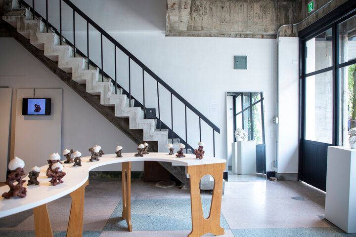 やきものの街、岐阜・多治見の「新町ビル」で器やアート作品との心が動く出会いを