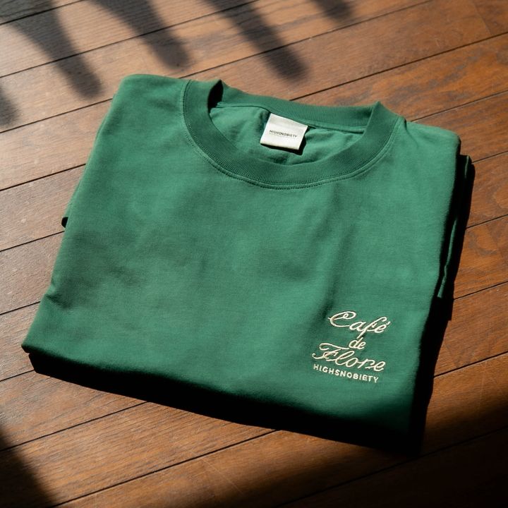 〈カフェ・ド・フロール〉と〈ハイスノバイエティ〉のコラボTシャツ