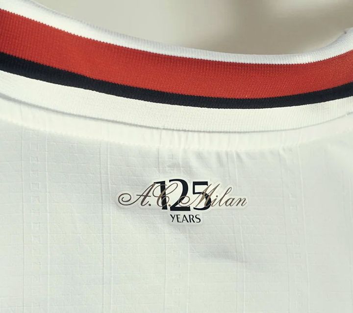 シンプルで優雅！125周年のミラン、新アウェイユニフォームを発表 「都市ミラノの芸術」を思わせるデザイン