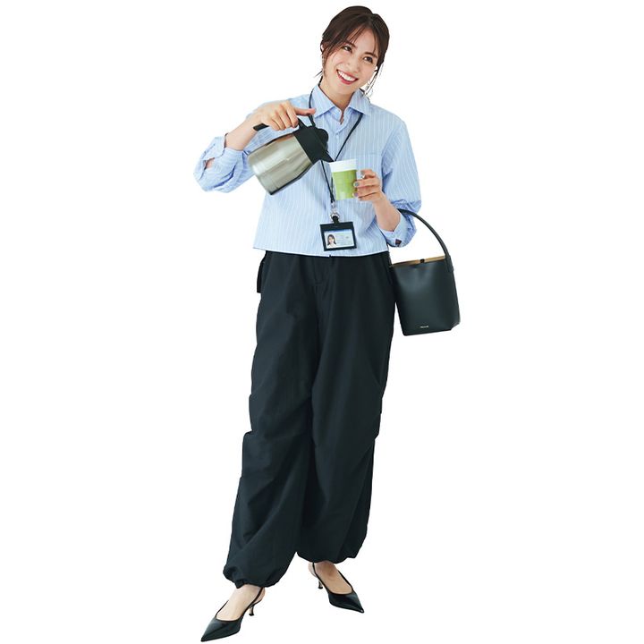 ブルーシャツとゆるパンのオフィスコーデを披露した笹川友里さん