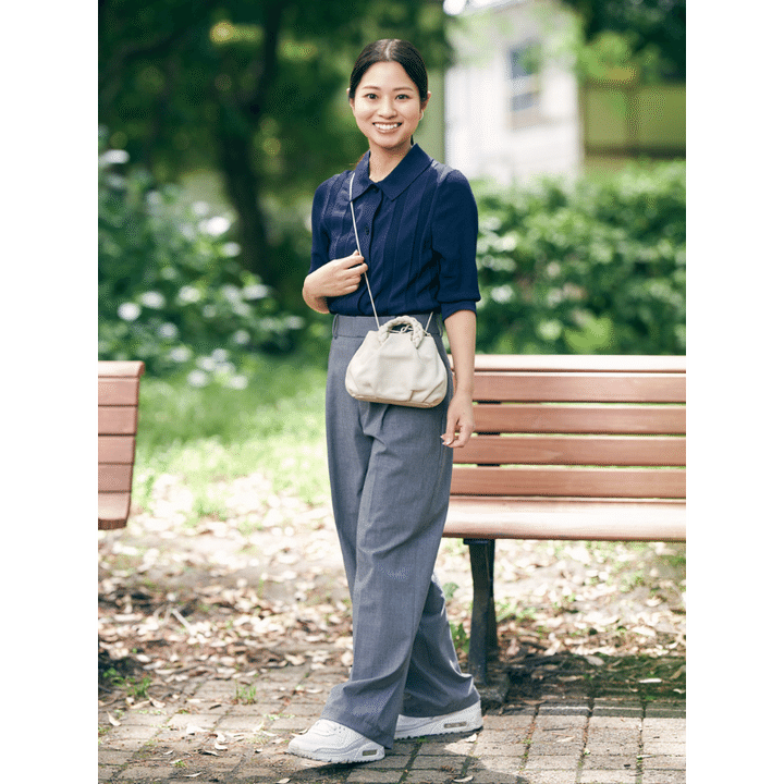 ポロニット×グレーパンツに白スニーカーを履いた読者スナップ