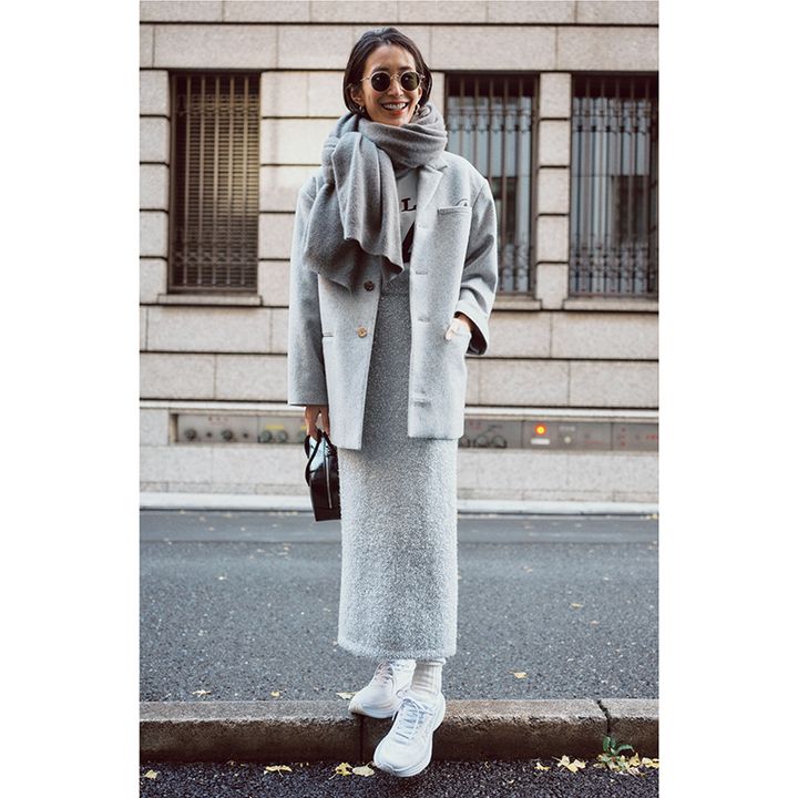 グレーコート×ラメスカート×白スニーカーを履いた神山まりあさんの写真