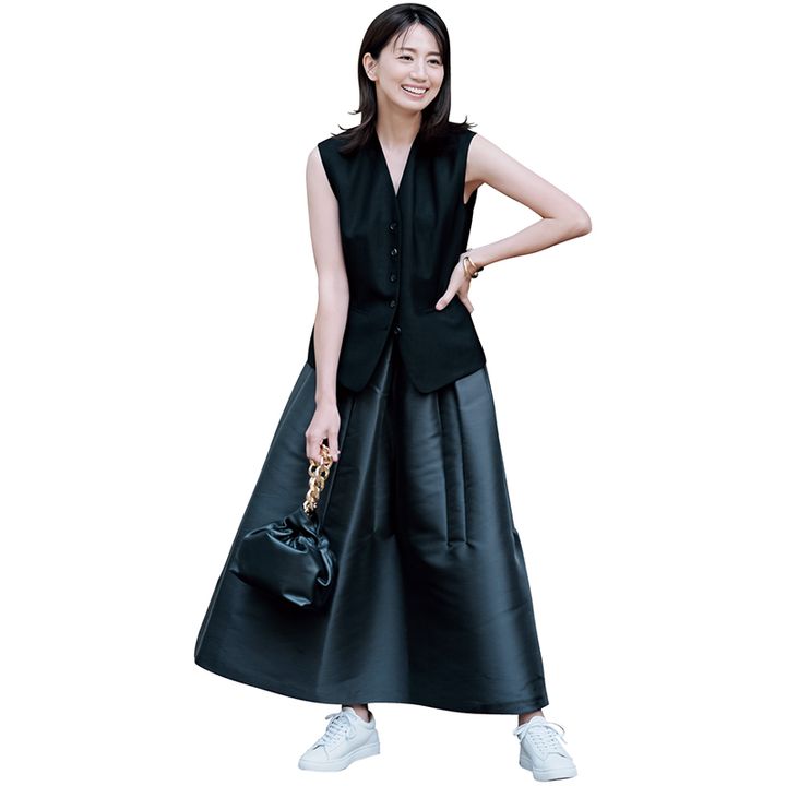 黒ベスト×黒スカート×白スニーカーの東原亜希さんの写真