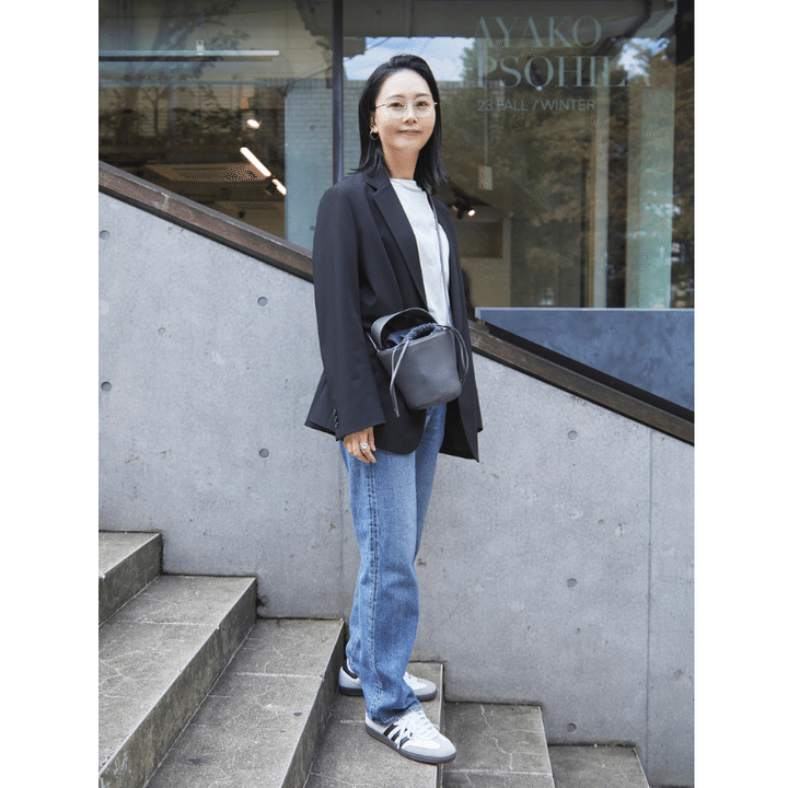 ジャケット×デニム×白スニーカーを履いた読者スナップ