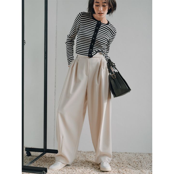 ボーダーニット×パンツ×白スニーカーを履いた神山まりあさんの写真