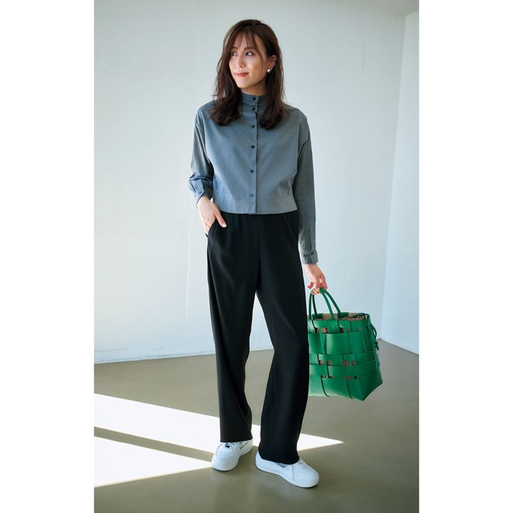 グレートップス×黒パンツ×白スニーカーを履いた笹川友里さんの写真