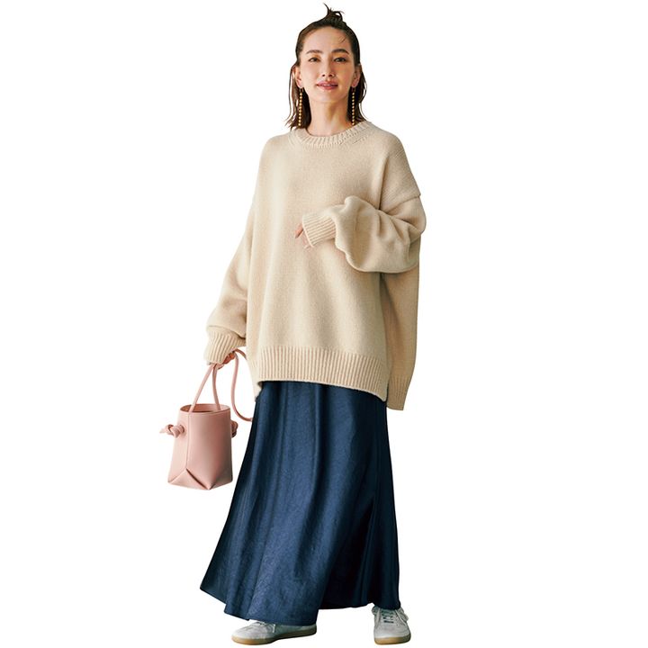 ベージュニット×スカート×ショーパン×白スニーカーを履いた辻元舞さんの写真