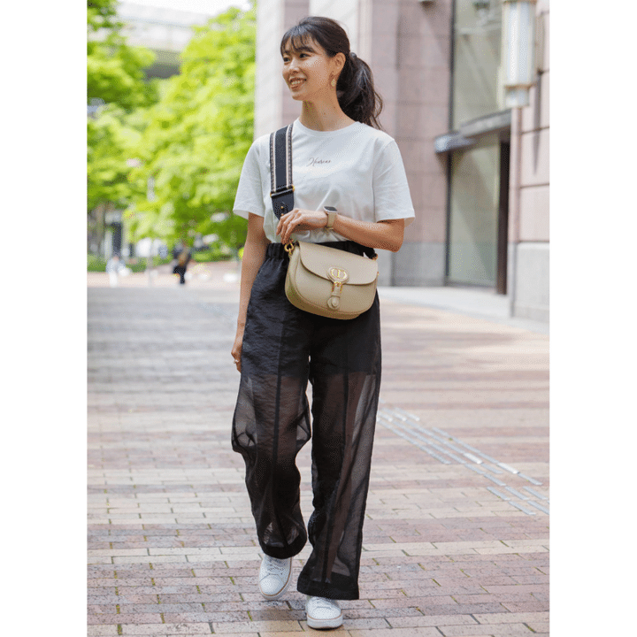 白T×黒シアーパンツ×白スニーカーを履いた読者スナップ