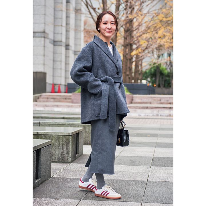 グレーコート×グレースカート×白スニーカーを履いた読者スナップ
