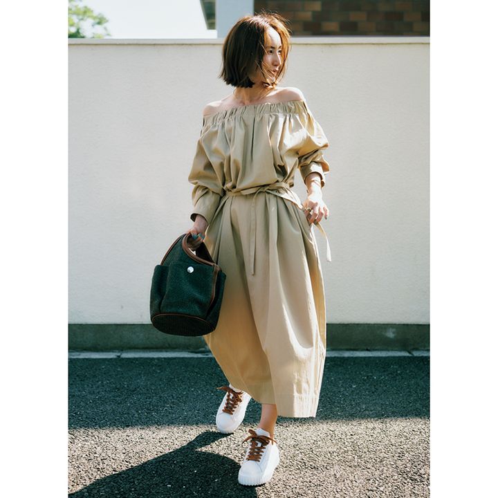 ベージュワンピ×白スニーカーの辻元舞さんの写真