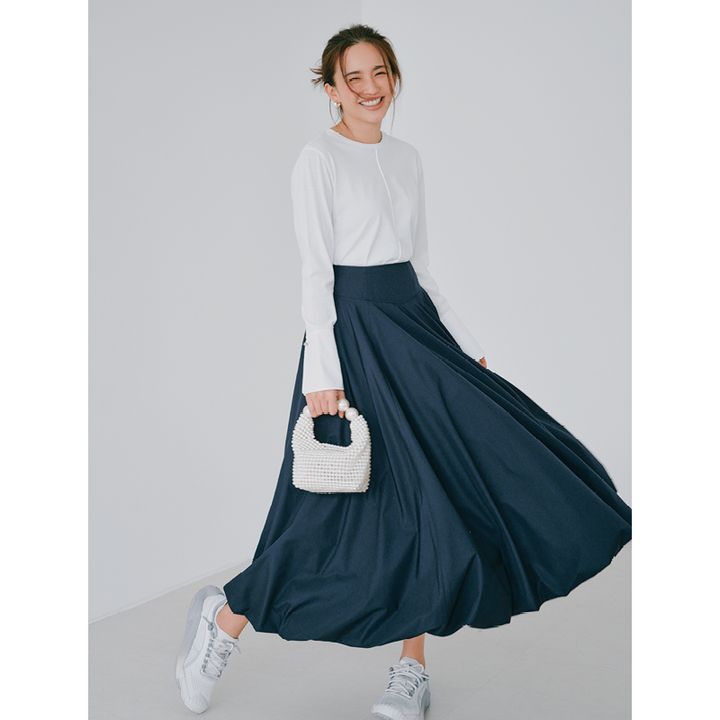 ロンT×ネイビースカート×白スニーカーを履いた優木まおみさんの写真