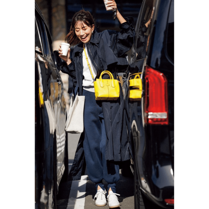 コート×ネイビースウェット×白スニーカーを履いた東原亜希さんの写真