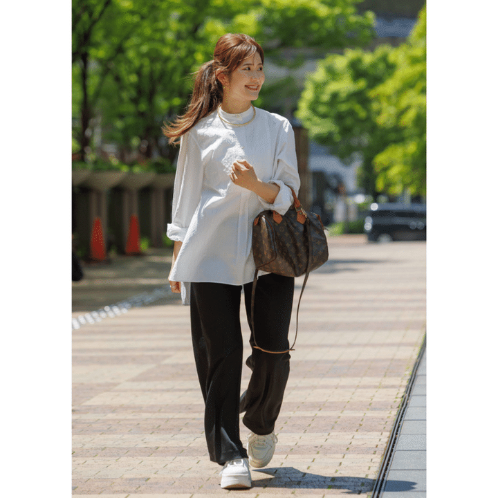 白ブラウス×黒パン×白スニーカーを履いた読者スナップ