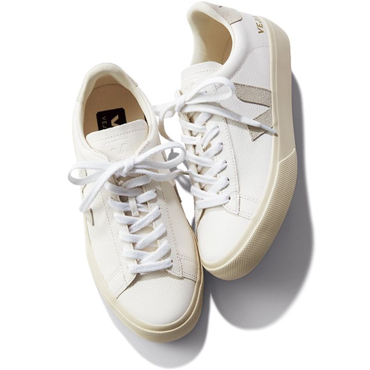 VEJAの白スニーカーが置かれている写真