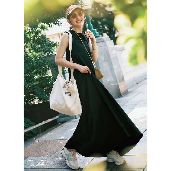 黒ワンピ×白スニーカーを履いた辻元舞さんの写真