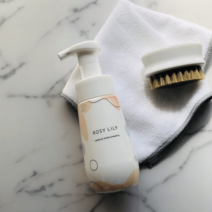 ROSY LILYとブラシ、クロスが置かれている写真