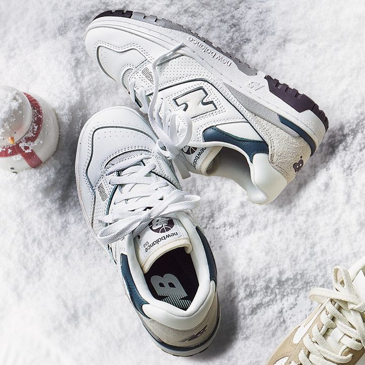 NEW BALANCE 550WCBが置かれている写真