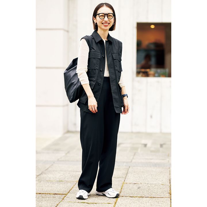 ジレ×パンツ×白スニーカーを履いた読者スナップ