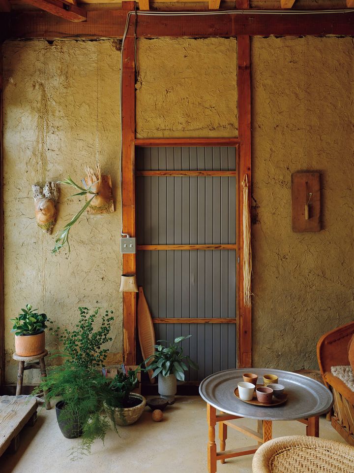 陶芸家・成田周平と鮫島陽の工房内