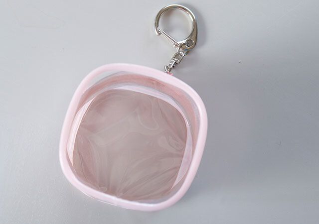 セリア カニカン付きキューブポーチ（ピンク、イエロー、ブルー）