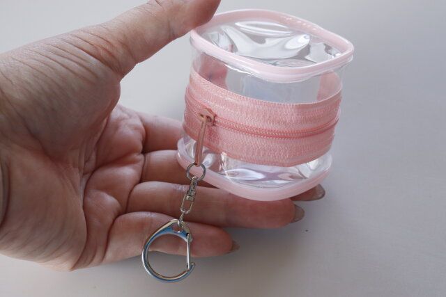 セリア カニカン付きキューブポーチ（ピンク、イエロー、ブルー） サイズ感