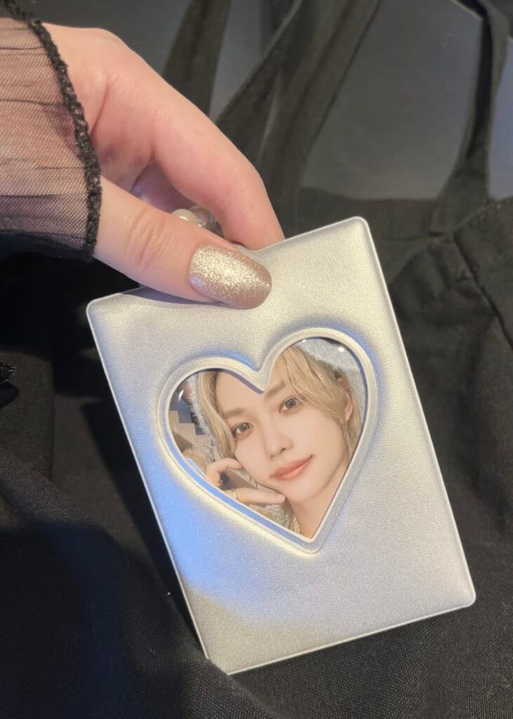 3COINS（スリーコインズ）「PVCトレカホルダー」に韓国アイドルグループ「Stray Kids」のメンバー・フィリックスの自作トレカをセットし、手に持って紹介する画像