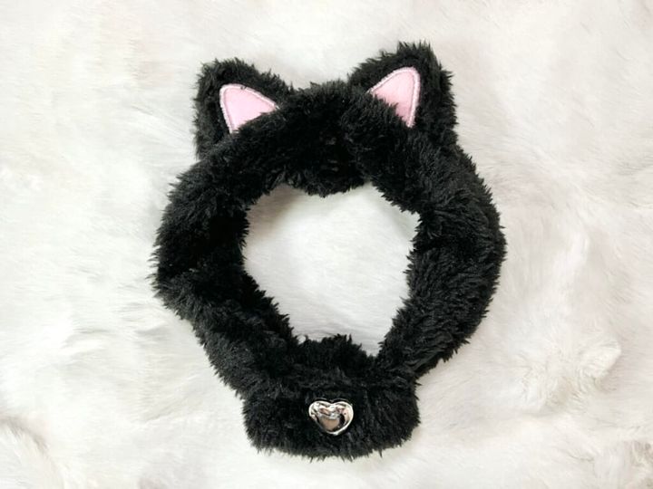 3COINS（スリーコインズ）の「アニマルペンライトカバー」をカーペットの上に置いて紹介する画像