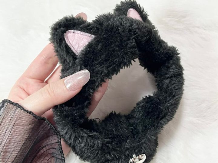 3COINS（スリーコインズ）の「アニマルペンライトカバー」を手に持って紹介する画像